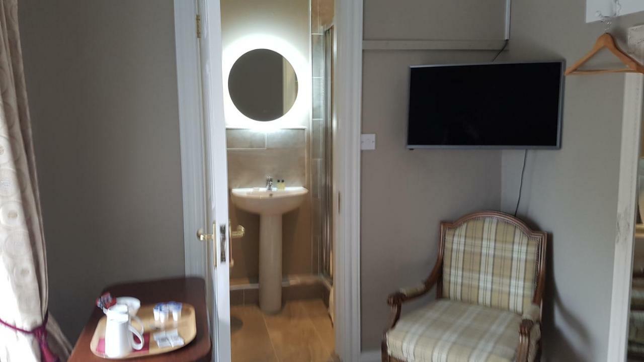 The Bounty Bar Guesthouse Трим Экстерьер фото