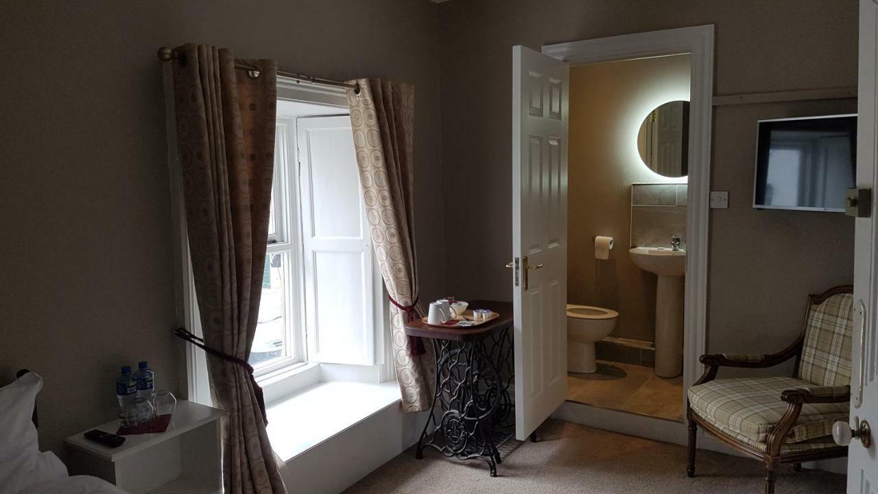 The Bounty Bar Guesthouse Трим Экстерьер фото