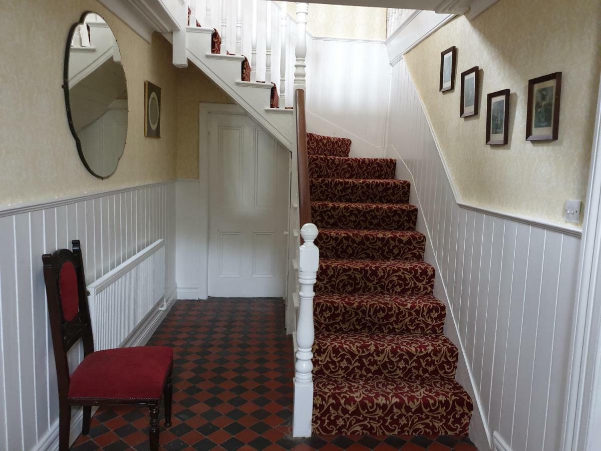 The Bounty Bar Guesthouse Трим Экстерьер фото