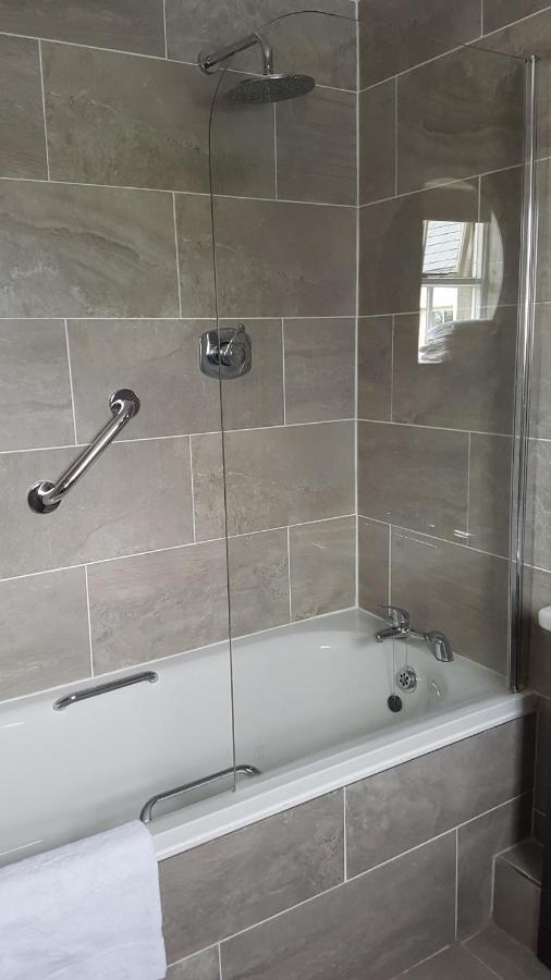 The Bounty Bar Guesthouse Трим Экстерьер фото