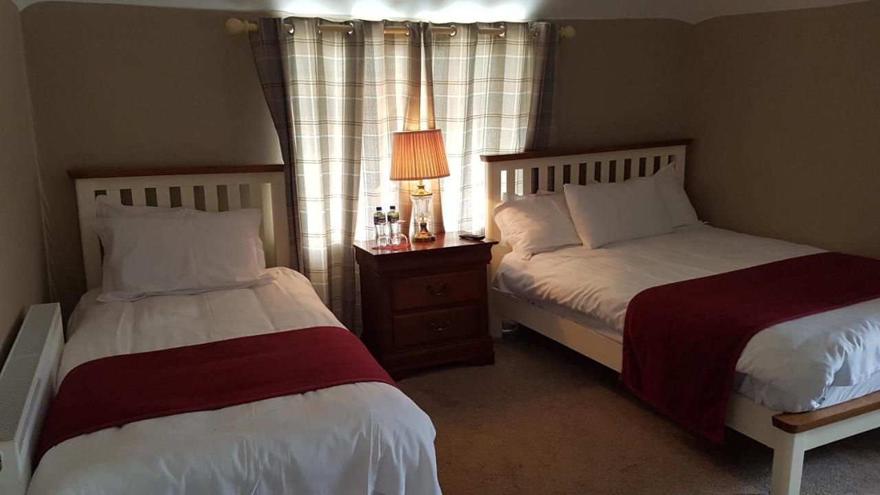 The Bounty Bar Guesthouse Трим Экстерьер фото