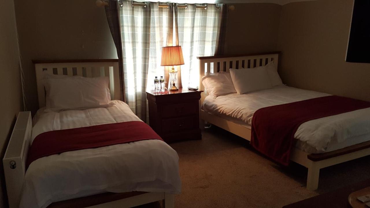 The Bounty Bar Guesthouse Трим Экстерьер фото